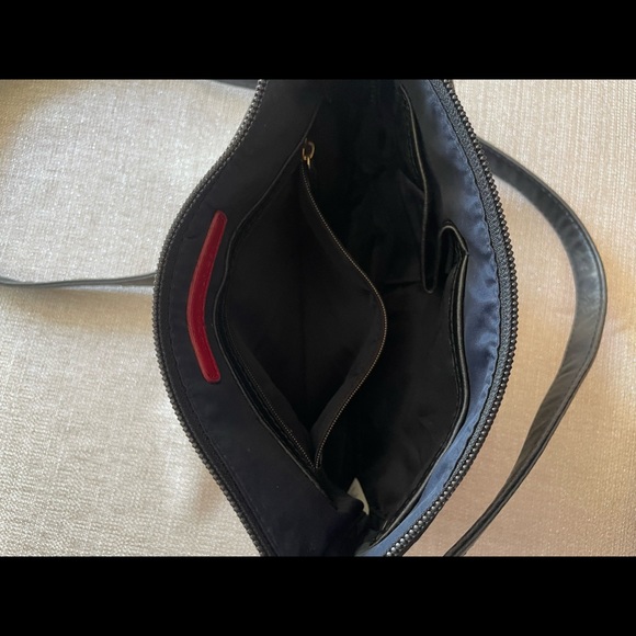 Tommy Hilfiger Black and Brown Crossbody Purse with zipper - Picture 4 of 8